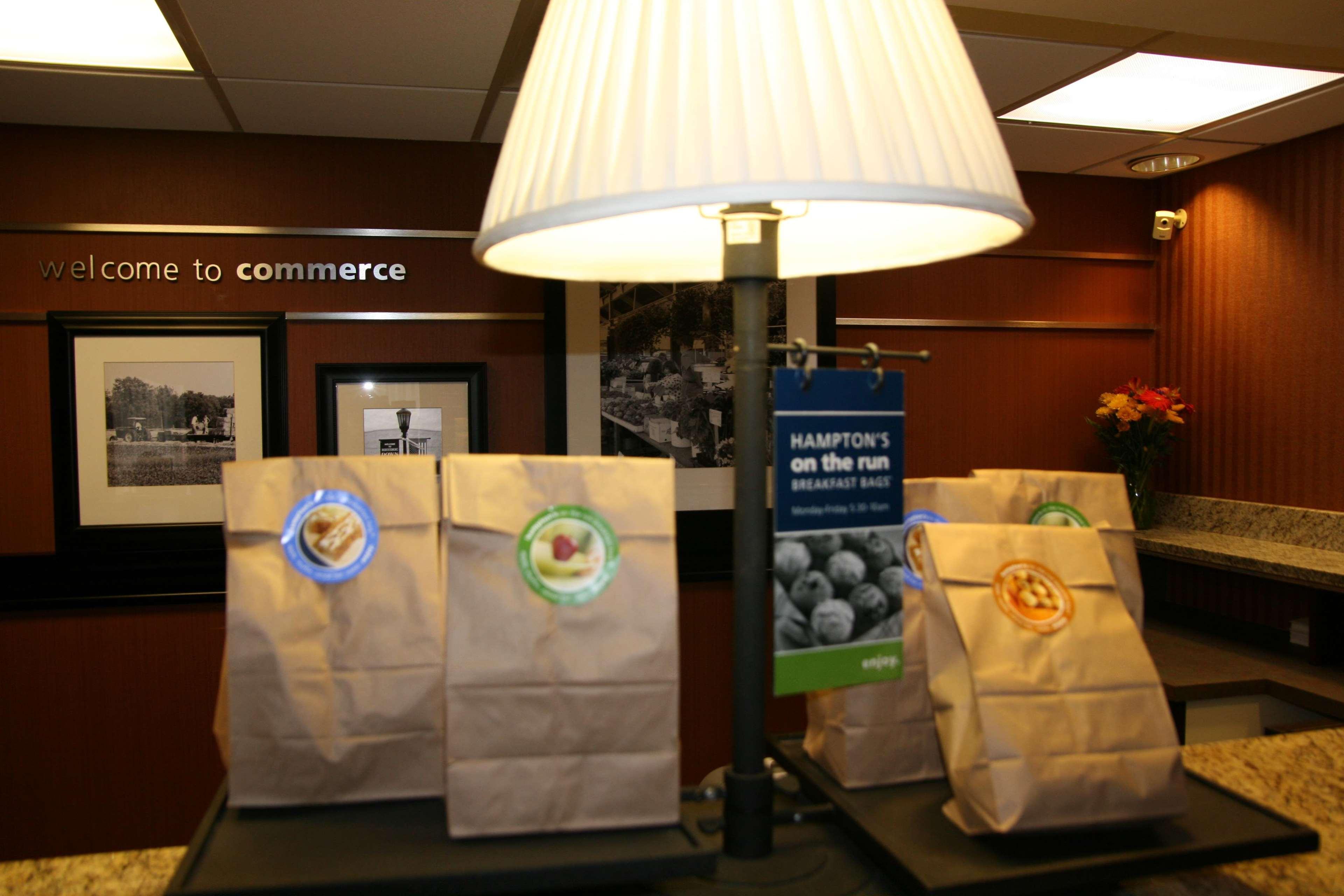 Hampton Inn Commerce Buitenkant foto